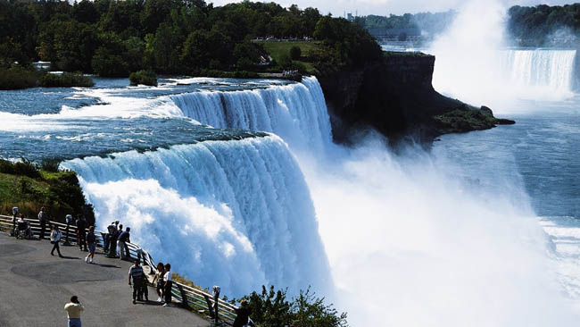See the amazing view of Niagara waterfall when coming to Canada